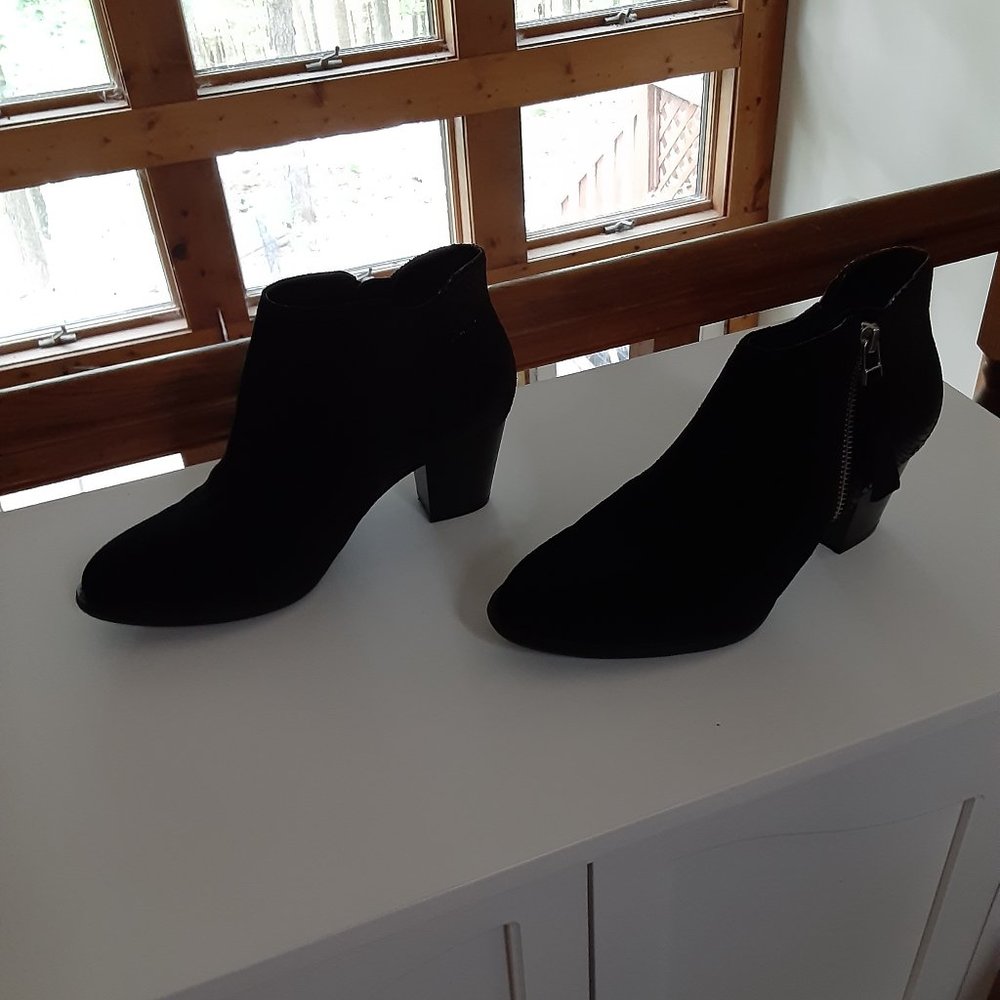 Vionic Black Suede Booties